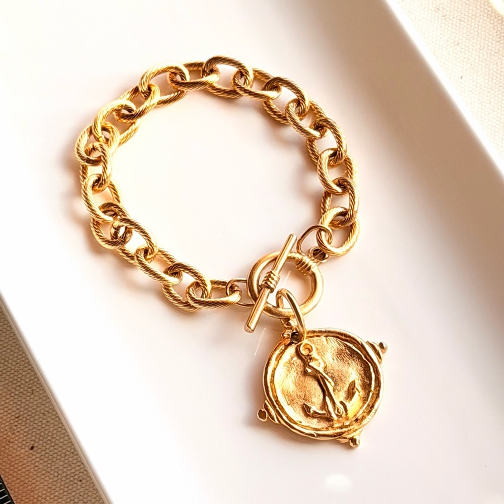 Susan Shaw Gold Tone Anchor Intaglio Coin Toggle Bracelet 8” Chunky Link